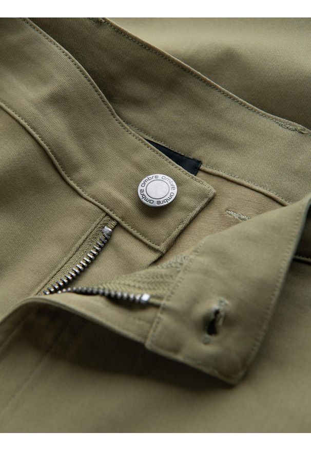 Ombre Clothing - Męskie spodnie cargo STRAIGHT LEG z kieszeniami zapinanymi na zamek – oliwkowe V2 - Rozmiar: XL. Kolor: oliwkowy. Materiał: bawełna, elastan, materiał. Styl: elegancki