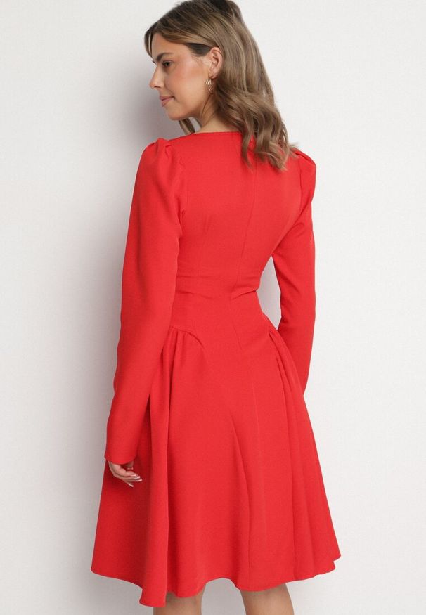 Born2be - Czerwona Rozkloszowana Sukienka z Usztywnianymi Miseczkami Tillimara. Kolor: czerwony. Typ sukienki: dopasowane