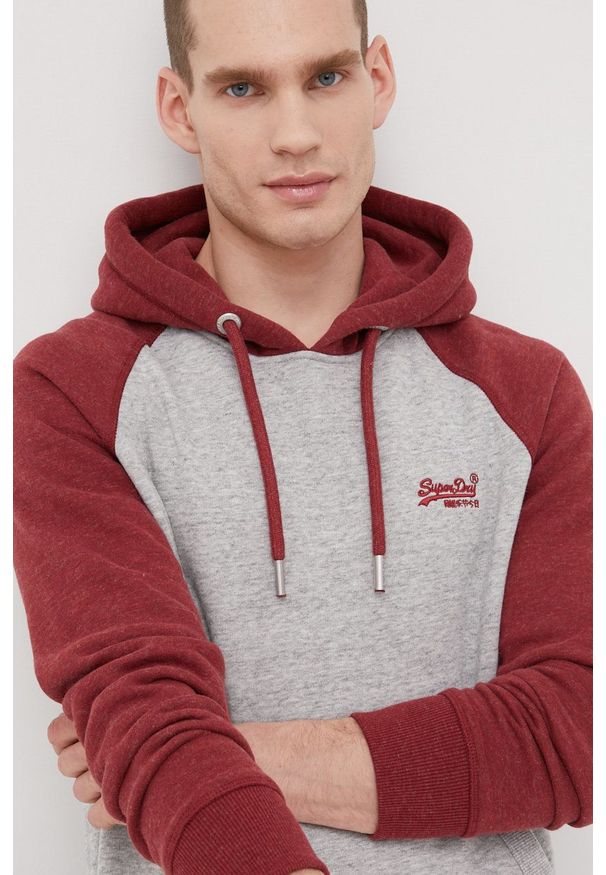 Superdry bluza męska kolor szary z kapturem wzorzysta. Okazja: na co dzień. Typ kołnierza: kaptur. Kolor: szary. Materiał: bawełna. Długość rękawa: raglanowy rękaw. Wzór: aplikacja. Styl: casual