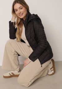 Born2be - Czarna Przejściowa Kurtka Pikowana z Odpinanym Kapturem Edrelith. Okazja: na co dzień. Kolor: czarny. Materiał: jeans, nylon. Styl: casual #1
