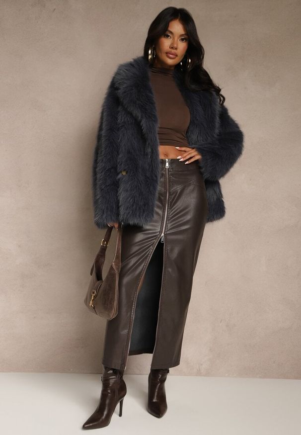 Renee - Granatowa Oversizowa Kurtka Futerko o Dwurzędowym Kroju Asonella. Okazja: na randkę, na co dzień. Typ kołnierza: golf. Kolor: niebieski. Materiał: futro. Wzór: aplikacja. Styl: casual