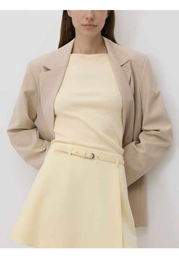 Reserved - Spódnico-szorty z paskiem - jasnożółty. Kolor: żółty. Materiał: wiskoza, tkanina