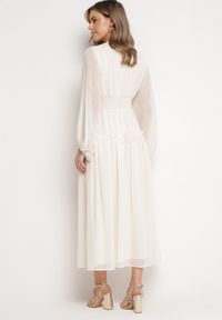 Born2be - Jasnobeżowa Długa Sukienka Koktajlowa w Stylu Retro z Plisami i Stójką Leowia. Typ kołnierza: kołnierzyk stójkowy. Kolor: beżowy. Styl: retro, wizytowy. Długość: maxi #7