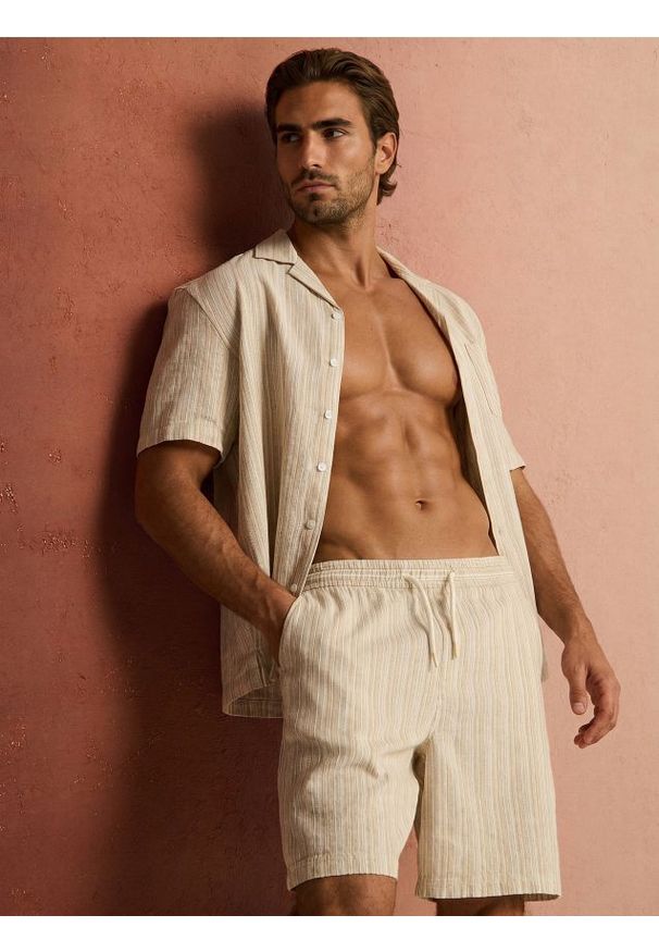 Sinsay - Szorty z domieszką lnu - kremowy. Kolor: kremowy. Materiał: len