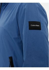 Calvin Klein Kurtka przejściowa K10K111441 Niebieski Regular Fit. Kolor: niebieski. Materiał: syntetyk