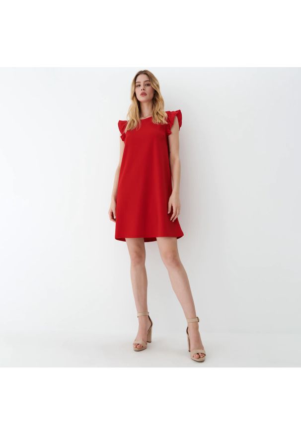 Mohito - Czerwona sukienka mini z falbaną przy rękawach - Czerwony. Kolor: czerwony. Długość: mini
