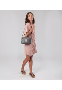 Beżowa Elegancka Torebka Damska Na Ramię Anekke Z Laleczką. Kolor: beżowy. Wzór: nadruk. Styl: elegancki. Rodzaj torebki: na ramię #10