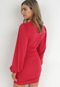 Born2be - Czerwona Kopertowa Sukienka z Marszczeniem i Kokardą Marmo. Typ kołnierza: kokarda. Kolor: czerwony. Wzór: aplikacja. Typ sukienki: kopertowe. Długość: mini #4