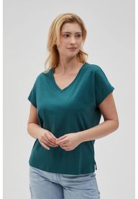 MOODO - Bawełniny t-shirt z dekoltem w serek zielony. Typ kołnierza: dekolt w serek. Kolor: zielony. Materiał: bawełna