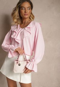Renee - Różowa Bluzka Ozdobiona Falbanką Tananissa. Kolor: różowy. Wzór: aplikacja. Styl: klasyczny, elegancki #3