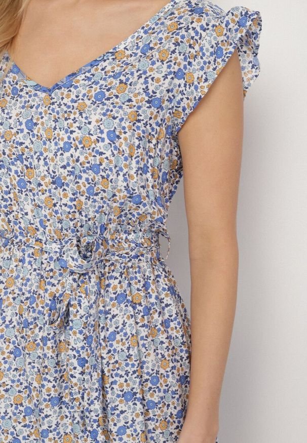 Born2be - Niebieska Wiskozowa Sukienka o Rozkloszowanym Kroju z Wiązanym Paskiem Sepona. Okazja: na co dzień. Typ kołnierza: dekolt w kształcie V. Kolor: niebieski. Materiał: wiskoza. Wzór: aplikacja. Styl: elegancki, casual