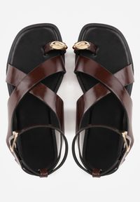 Renee - Ciemnobrązowe Sandały w Stylu Japonek Ozdobione Metaliczną Aplikacją Carover. Okazja: na co dzień. Zapięcie: pasek. Kolor: brązowy. Wzór: aplikacja. Styl: casual, elegancki #5