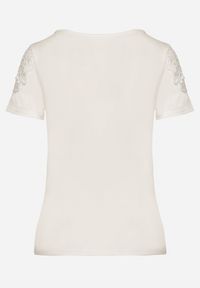 Born2be - Biały Bawełniany T-shirt z Łańcuszkiem i Koronką Liraveira. Okazja: na co dzień. Typ kołnierza: okrągły. Kolor: biały. Materiał: bawełna, koronka. Długość rękawa: krótki rękaw. Długość: krótkie. Wzór: koronka. Styl: klasyczny, elegancki, casual