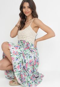 Born2be - Zielona Wiskozowa Sukienka Maxi z Szydełkową Górą i Rozkloszowanym Dołem Eumila. Kolor: zielony. Materiał: wiskoza. Długość rękawa: na ramiączkach. Sezon: wiosna, lato. Typ sukienki: rozkloszowane. Długość: maxi #4