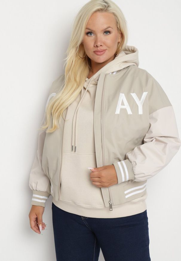 Born2be - Beżowa Kurtka Bomberka o Kroju Oversize z Paskami i Napisami Nevilora. Okazja: na co dzień. Kolor: beżowy. Materiał: jeans. Wzór: napisy. Styl: casual
