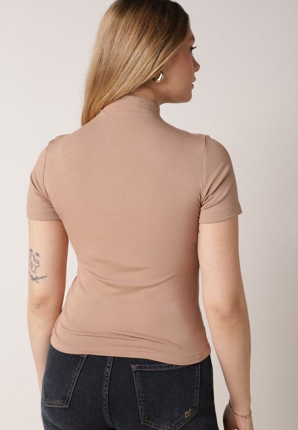 Born2be - Beżowy Dopasowany T-shirt z Wiskozy z Golfem Isovera. Okazja: do pracy, na spotkanie biznesowe. Typ kołnierza: golf. Kolor: beżowy. Materiał: wiskoza. Długość rękawa: krótki rękaw. Długość: krótkie. Wzór: aplikacja. Styl: biznesowy, elegancki