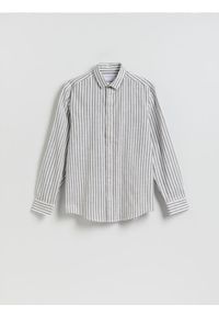 Reserved - Koszula regular fit w paski - oliwkowy. Kolor: oliwkowy. Materiał: bawełna, tkanina. Wzór: paski