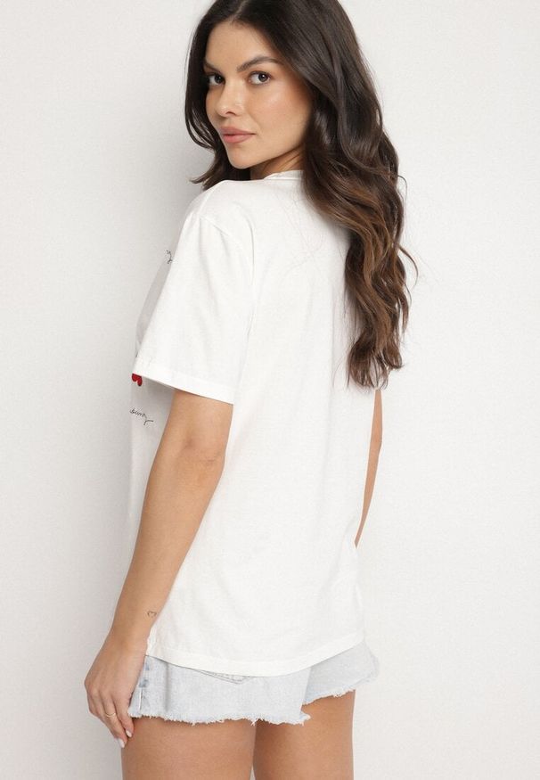 Born2be - Biały Bawełniany T-shirt Zdobiony Haftem z Motywem w Wiśnie Nevianira. Okazja: na co dzień. Kolor: biały. Materiał: bawełna. Wzór: aplikacja, haft. Styl: casual