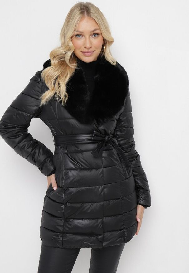 Born2be - Czarna Pikowana Kurtka z Paskiem i Futrzanym Kołnierzem Gunnitte. Typ kołnierza: bez kaptura. Kolor: czarny. Materiał: futro. Styl: elegancki