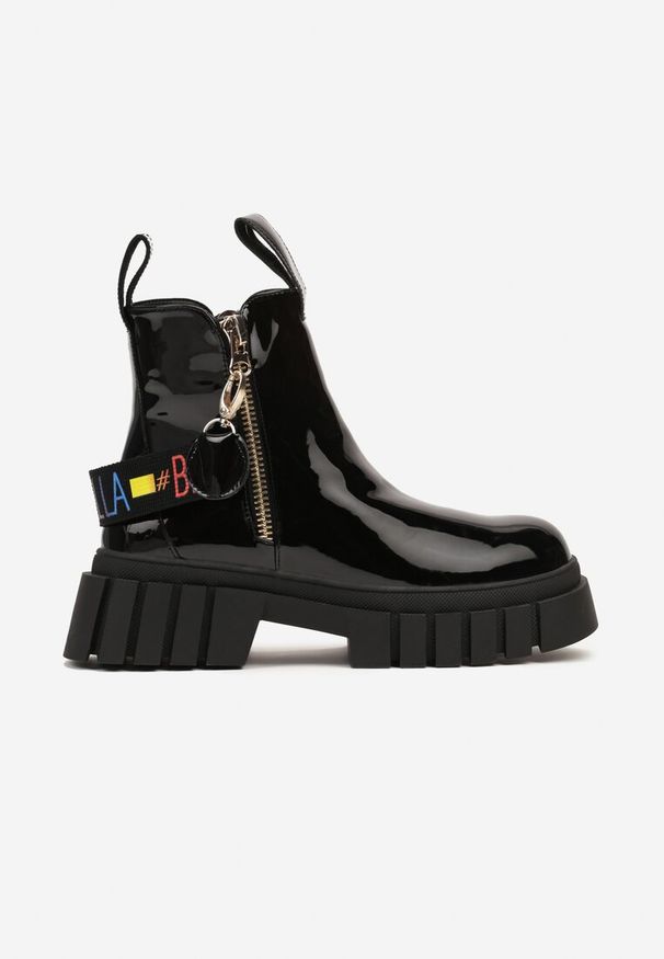 Renee - Czarne Botki Workery Ozdobione Odpinaną Taśmą z Kolorowym Napisem Terilda. Kolor: czarny. Materiał: jeans, skóra. Wzór: napisy, aplikacja, kolorowy. Obcas: na obcasie. Styl: street, wizytowy. Wysokość obcasa: średni