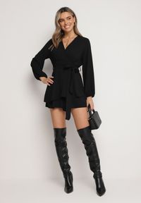 Born2be - Czarna Kopertowa Sukienka Kombinezon Mini z Falbanką Bomina. Kolor: czarny. Materiał: materiał #2