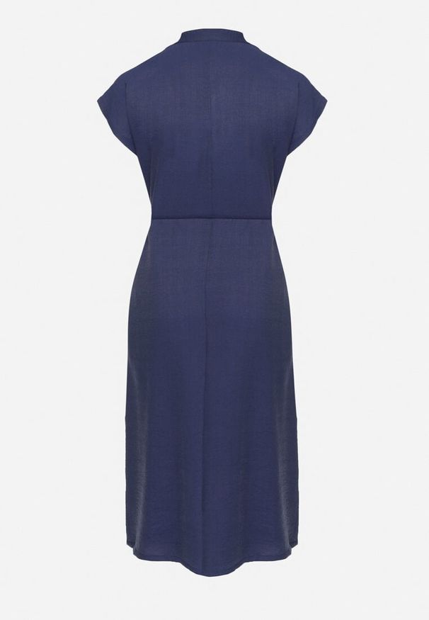 Born2be - Granatowa Wiskozowa Sukienka Pudełkowa z Cienkim Paskiem i Kieszeniami Lumivorae. Okazja: na co dzień. Kolekcja: plus size. Kolor: niebieski. Materiał: wiskoza. Typ sukienki: proste, dla puszystych. Styl: elegancki, casual