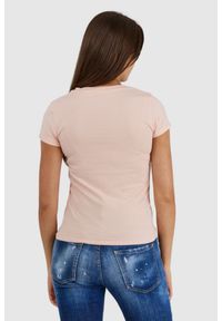 Guess - GUESS Brzoskwiniowy t-shirt damski z brokatowym logo. Kolor: pomarańczowy. Materiał: bawełna #4