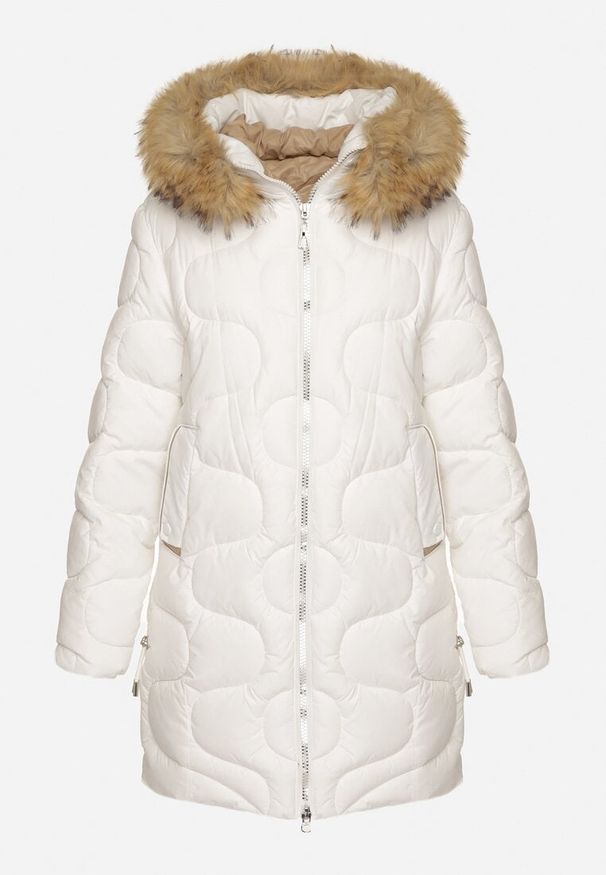 Born2be - Biała Kurtka z Kapturem z Futerkiem Zdobiona Oryginalnym Pikowaniem Oleda. Okazja: na co dzień. Typ kołnierza: kaptur. Kolor: biały. Materiał: futro. Wzór: aplikacja. Styl: casual, klasyczny