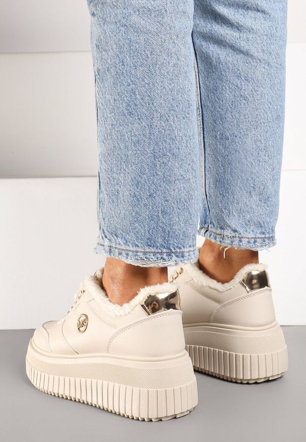 Born2be - Beżowe Sznurowane Sneakersy na Grubej Tłoczonej Podeszwie z Aplikacją Tilinae. Nosek buta: okrągły. Zapięcie: sznurówki. Kolor: beżowy. Materiał: jeans. Wzór: aplikacja