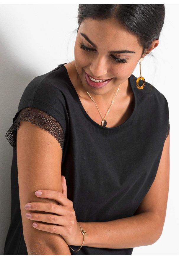 bonprix - Bawełniany T-shirt o kroju pudełkowym. Kolor: czarny. Materiał: bawełna, koronka. Długość rękawa: krótki rękaw. Długość: krótkie. Wzór: koronka