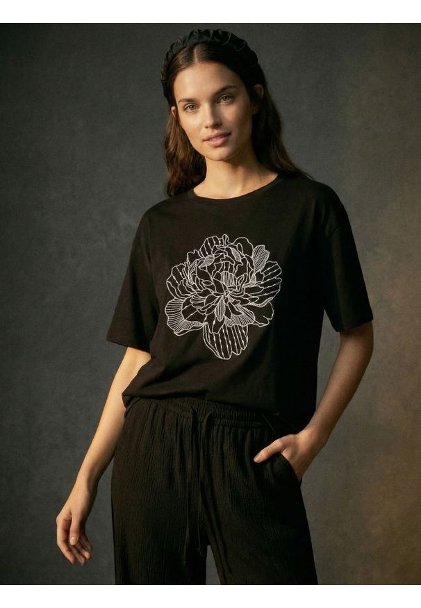 Sinsay - Bawełniana koszulka z haftem - czarny. Kolor: czarny. Materiał: bawełna. Wzór: haft