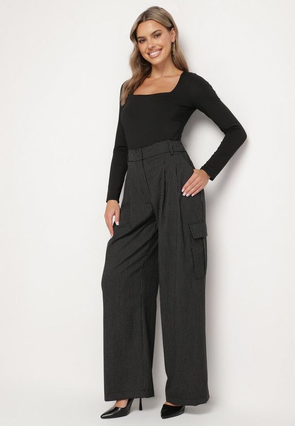 Born2be - Czarne Szerokie Spodnie z Wiskozą o Garniturowym Kroju w Paseczki Ilirra. Okazja: na co dzień. Stan: podwyższony. Kolor: czarny. Materiał: wiskoza. Wzór: paski. Styl: klasyczny, casual, elegancki