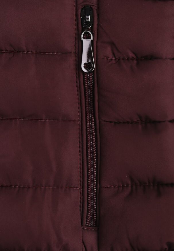 Renee - Bordowa Kurtka Ozdobiona Pikowaniem Wykończona Sznurkami i Kapturem Mivissa. Okazja: na co dzień, na spacer. Kolor: czerwony. Materiał: jeans. Wzór: aplikacja. Styl: casual, sportowy