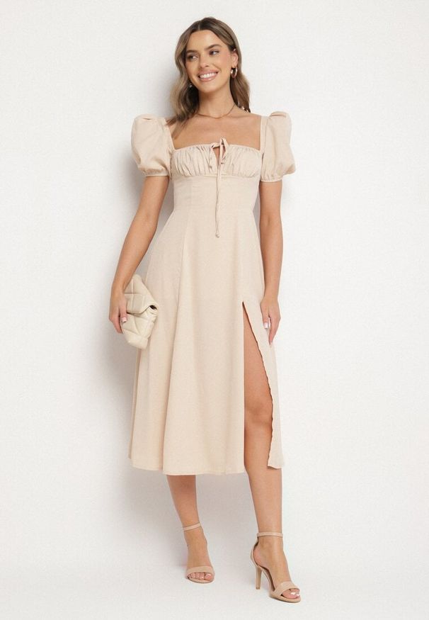 Born2be - Beżowa Sukienka w Rustykalnym Stylu z Wiązaniem przy Dekolcie i Rozcięciem Idanillea. Okazja: na spacer, na co dzień. Typ kołnierza: dekolt kwadratowy. Kolor: beżowy. Typ sukienki: rozkloszowane. Styl: casual
