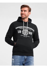 Ombre Clothing - Bluza męska kangurka z kapturem i nadrukiem w stylu college – czarna V3 - Rozmiar: L. Okazja: na co dzień. Typ kołnierza: kaptur. Kolor: czarny. Materiał: dzianina, poliester, materiał, dresówka, bawełna. Wzór: nadruk. Styl: klasyczny, casual, elegancki #3