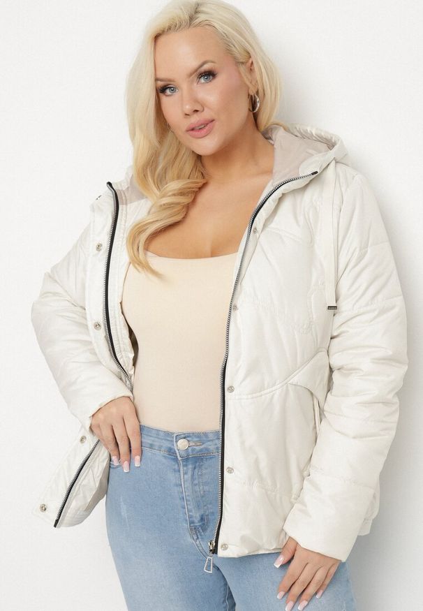 Born2be - Jasnobeżowa Kurtka Pikowana z Kapturem Karbia. Okazja: na co dzień. Typ kołnierza: kaptur. Kolekcja: plus size. Kolor: beżowy. Styl: casual, elegancki