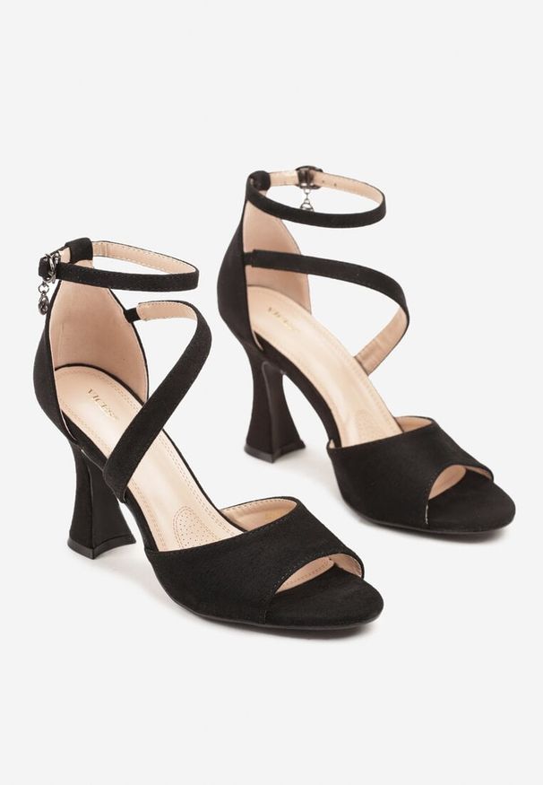Born2be - Czarne Sandały Vices na Szpilce z Asymetrycznymi Paskami Saroneira. Okazja: na imprezę. Zapięcie: pasek. Kolor: czarny. Obcas: na szpilce. Styl: elegancki, wizytowy. Wysokość obcasa: średni