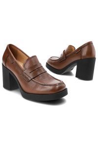 Brązowe Półbuty Nessi Gustowne Buty Na Obcasie. Okazja: na co dzień. Kolor: brązowy. Materiał: skóra. Obcas: na obcasie. Styl: elegancki. Wysokość obcasa: średni