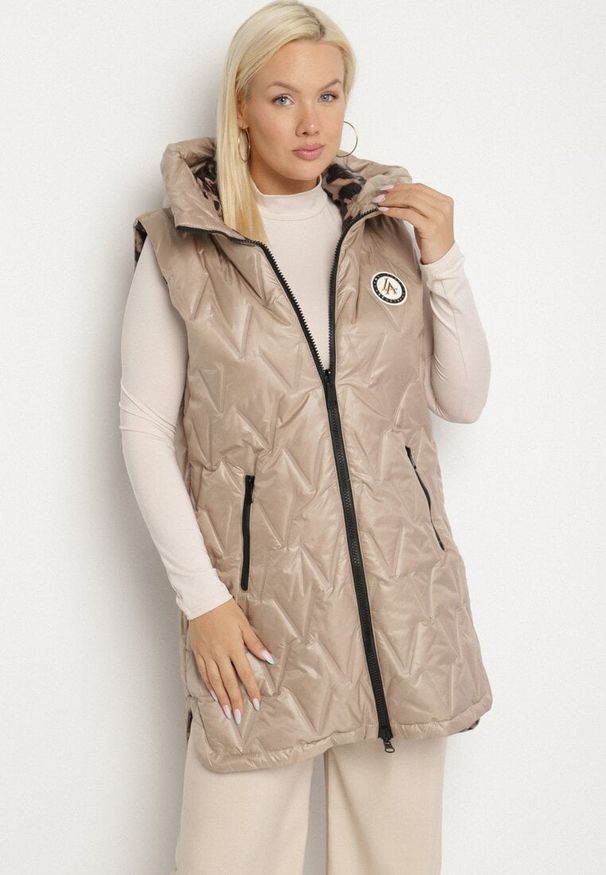 Born2be - Beżowa Klasyczna Kamizelka z Pikowanymi Przeszyciami Ettelie. Kolekcja: plus size. Kolor: beżowy. Materiał: jeans, skóra. Długość: długie. Styl: klasyczny