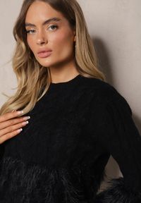 Renee - Czarny Sweter z Domieszką Wełny Ozdobiony Długim Włosiem Merilos. Kolekcja: plus size. Kolor: czarny. Materiał: wełna. Długość rękawa: długi rękaw. Długość: długie. Wzór: aplikacja. Styl: elegancki, klasyczny #5