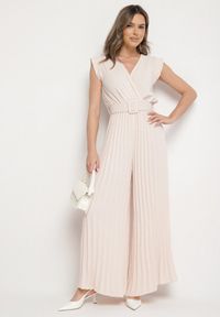 Born2be - Beżowy Kombinezon o Kopertowym Kroju z Plisami i Paskiem w Talii Salivania. Okazja: na wesele, na ślub cywilny, na studniówkę, na imprezę. Kolor: beżowy. Styl: klasyczny, elegancki #1
