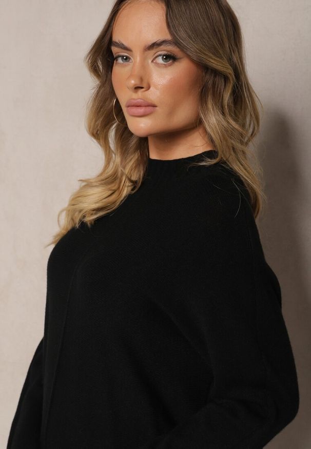 Renee - Czarny Prążkowany Sweter z Półgolfem z Rozcięciami po Bokach Rerilla. Okazja: na co dzień. Kolor: czarny. Materiał: prążkowany. Styl: klasyczny, elegancki, casual
