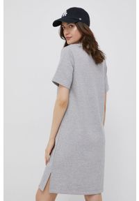 New Balance sukienka WD21502AG kolor szary mini prosta. Okazja: na co dzień. Kolor: szary. Materiał: bawełna, dzianina. Długość rękawa: krótki rękaw. Wzór: gładki. Typ sukienki: proste. Styl: casual. Długość: mini #2