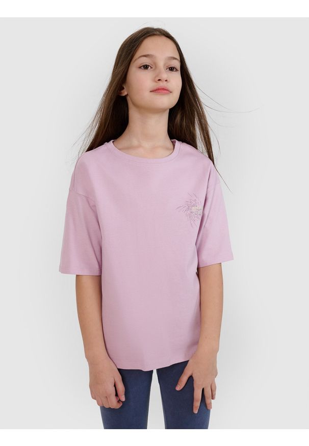 4f - 4F T-shirt oversize z nadrukiem dziewczęcy - fioletowy 128 (7-8 lat). Okazja: na co dzień. Kolor: fioletowy. Materiał: dzianina, jersey, bawełna. Długość rękawa: krótki rękaw. Długość: krótkie. Wzór: nadruk. Sezon: lato. Styl: casual, klasyczny, sportowy