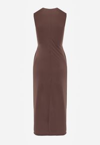 Renee - Brązowa Koktajlowa Sukienka Taliowana z Marszczeniami i Metaliczną Ozdobą Zellnixi. Kolor: brązowy. Wzór: aplikacja. Styl: wizytowy #7