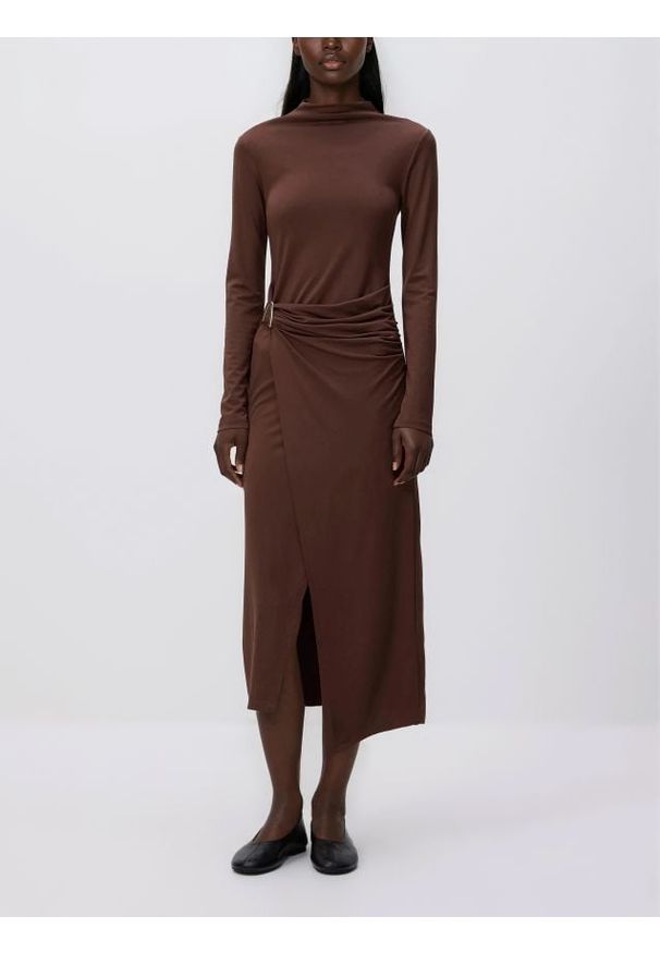 Reserved - Sukienka midi z drapowaniem - ciemnobrązowy. Kolor: brązowy. Materiał: dzianina, wiskoza. Długość: midi