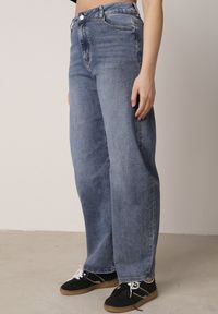 Born2be - Granatowe Bawełniane Jeansy o Kroju Barrel Leg z Wysokim Stanem Tinalea. Okazja: na co dzień. Stan: podwyższony. Kolor: niebieski. Styl: casual, klasyczny #1