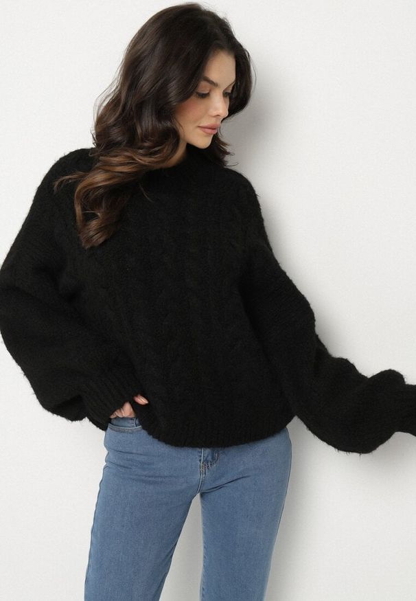 Born2be - Czarny Sweter z Wełną Zdobiony Warkoczowym Splotem Lakkaria. Okazja: na co dzień. Kolor: czarny. Materiał: wełna. Długość rękawa: długi rękaw. Długość: długie. Wzór: aplikacja, ze splotem. Styl: casual, elegancki