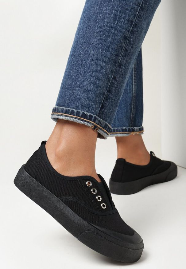 Born2be - Czarne Trampki przed Kostkę Wsuwane Yeleen. Okazja: na co dzień. Wysokość cholewki: przed kostkę. Zapięcie: bez zapięcia. Kolor: czarny. Materiał: materiał, jeans. Szerokość cholewki: normalna. Wzór: aplikacja. Obcas: na płaskiej podeszwie. Styl: casual