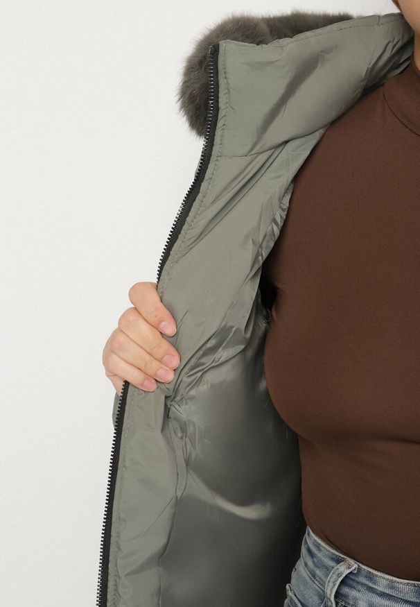 Born2be - Zielona Klasyczna Kurtka z Pikowanymi Przeszyciami i Kapturem z Futerkiem Raffisa. Okazja: na co dzień. Kolekcja: plus size. Kolor: zielony. Materiał: futro. Styl: klasyczny